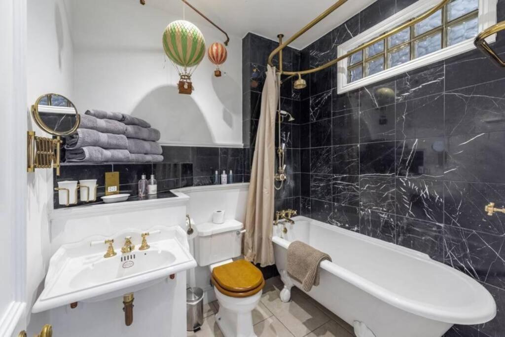 Georgian Apartment Located In The Center Of Bath. Extérieur photo